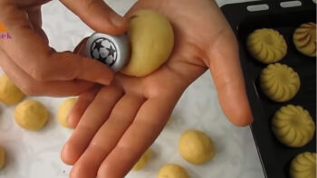 Kola Kapağından Şerbeti Tam Çeken Bayram Tatlısı