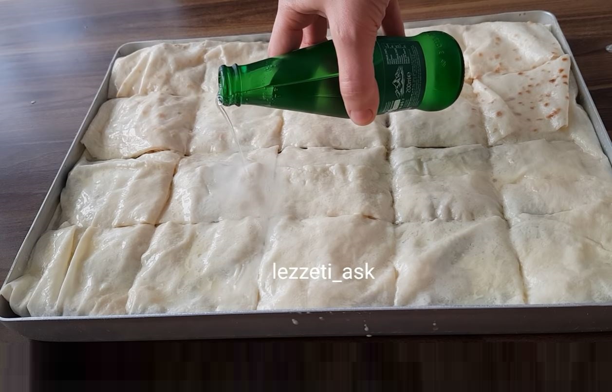 Kısa zamanda hazırlanan ve çok malzeme gerektirmeyen bu 4 yufkadan 20 kişilik börek tarifinin lezzeti_ask kanalından Alıntı Türkçe yapılış videosunu izleyerek, hemen sizlerde bu börek tarifini yapabilirsiniz. Kolay gelsin afiyet olsun. 2