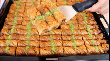 Her Bayram Herkesin Sizden İsteyeceği Kıvrak Baklava Tarifi