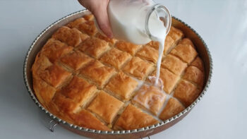 Yapılışı Herkesi Şaşırtan Mayasız 60 Kat Börek Tarifi