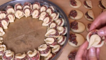 Sunumu Bile Çok Konuşulacak İkramlık Börek Tarifi