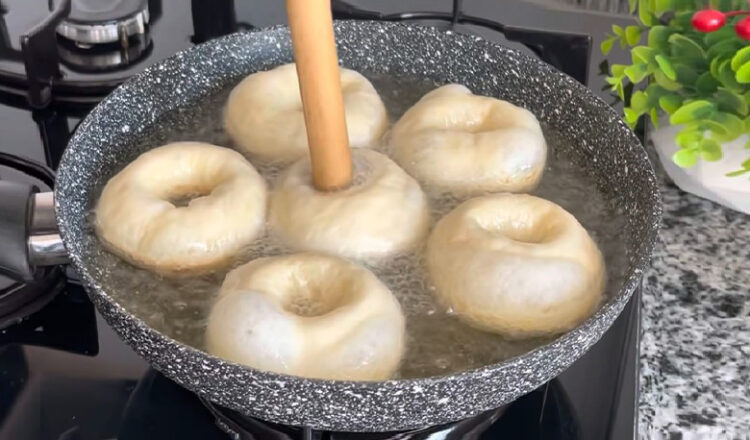 Kahvaltıda Çıtır Çıtır Yenen Mayalı Halka Pişi Tarifi