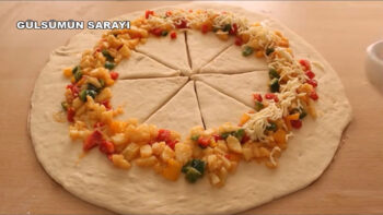 Yapılışı Şaşırtan Çelenk Börek Tarifi