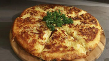 Gün Boyu Tok Tutan Çay Yanına İkramlık Börek Tarifi