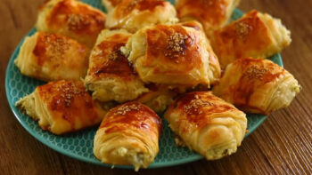 Bu Yöntemle Yapılan Börek Tarifini Herkes Hazır Sanıyor