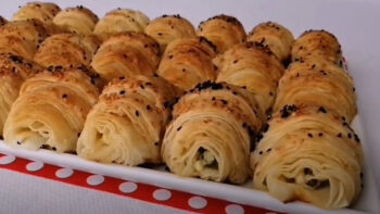 Farklı Görünen Yaprak Gibi Denenmesi Gereken Börek Tarifi