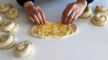 1 Kaşık Yağdan Tepsi Dolusu Poğaça Çörek Tarifi