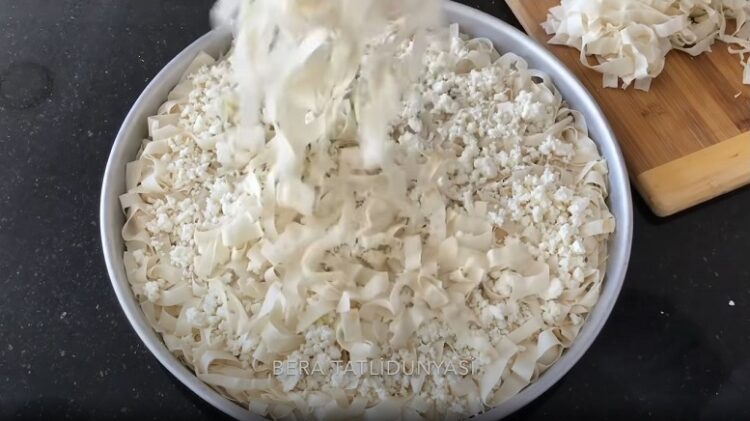 Süper Kolay Kesilen Yufkalardan Sahura Bayrama Börek Tarifi