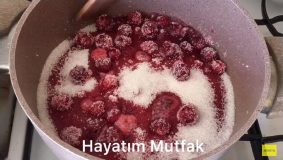 Sadece 30 Dakikada Yapılan Vişne Reçeli Tarifi