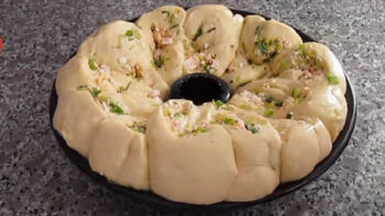 Sırrı Su Olan Yumuşacık Kahvaltılık Çörek Tarifi