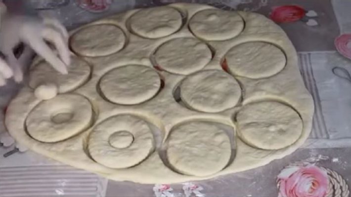 Hiç Uğraşmadan Puf Puf Günün Yıldızı Kahvaltı Simidi Tarifi