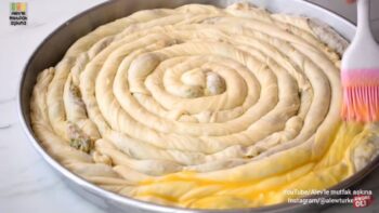 2 Lezzet Bir Arada Pırasalı Kıymalı Börek Tarifi