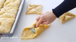 Bu Yöntemden Sonra Eve Milföy Sokmadan Börek Tarifi