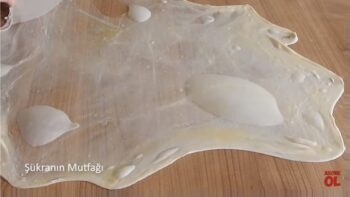 Çok İnce Oklavasız Açılan Yufkadan Börek Tarifi