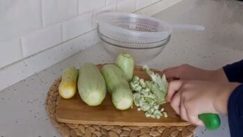 Alışkanlıkları Değiştiren Kabaklı Kahvaltılık Börek Tarifi