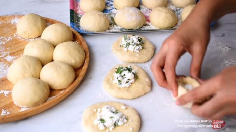 Tepsiye Sığmayan Börek Gibi Tepsi Poğaçası Tarifi