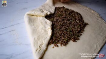 herkesin Övgüsünü Alacak Pratik Börek Tarifi