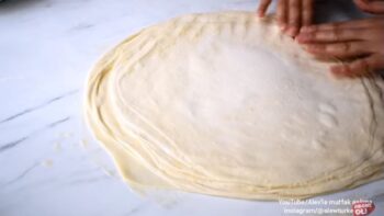 Bir Dilim Daha İstenen Pul Pul Dökülüyor Börek Tarifi