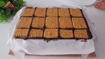 Suyla Yapılan Pastayı Tabak Tabak Yiyecek Herkes