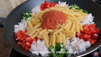 Haşlamadan Özel Sosunda Pişen Makarna Tarifi