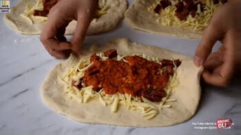 Farklı Lezzet Arayanlara Pizza Tadında İkramlık Tarifi