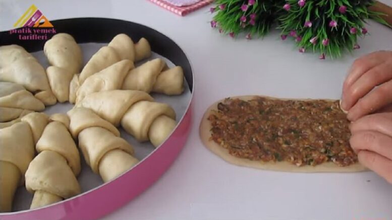 Lahmacun Tadında İkramlık Poğaça Börek Tarifi