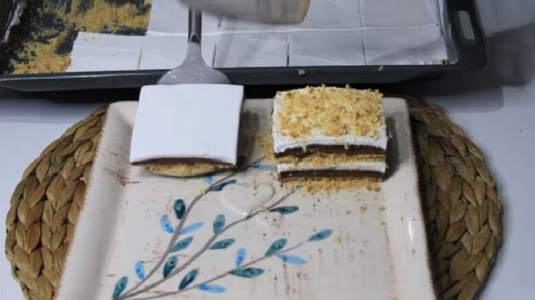 Servis Edilirken Kat Kat Yapılan Sütlü Pasta Tarifi 1