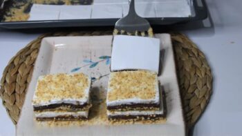 Servis Edilirken Kat Kat Yapılan Sütlü Pasta Tarifi