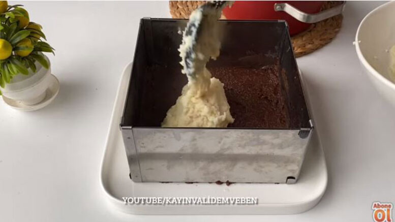 10 Dakikada Yapılan Renkli İrmik Pastası 1