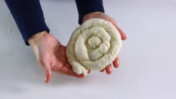 Müptelası Olunan 3 Malzemeli El Açma Börek Tarifi