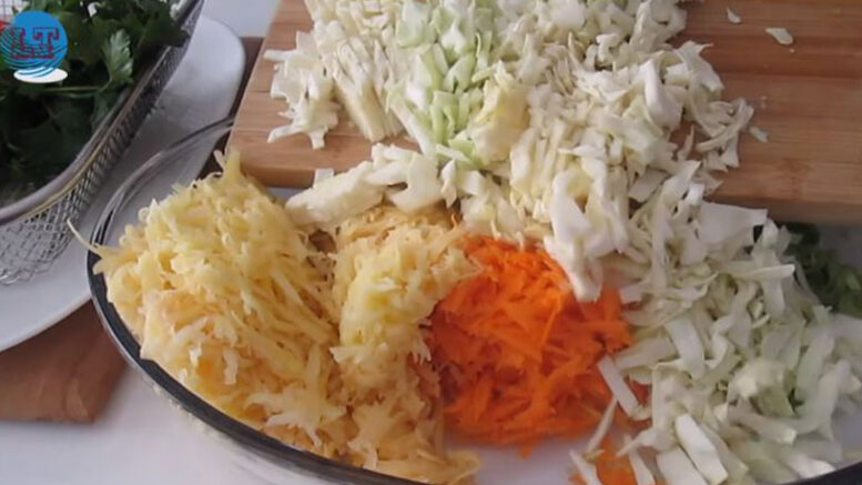 4 Kaşık Undan Yoğurmadan Tepsi Dolusu Börek Tarifi 2