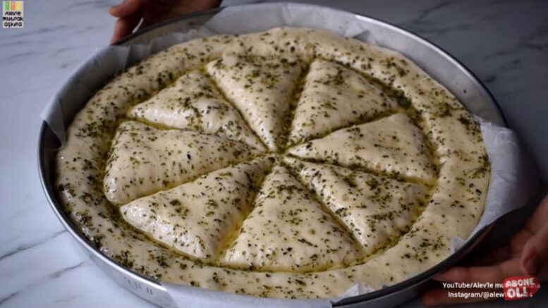 Sarımsaklı Kekikli Yumuşacık Pratik Çörek Tarifi
