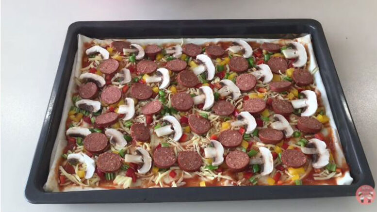 Kendini Pizza Sanan Börek Tarifi 3