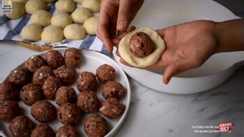 Ana Yemek Niyetine Yaz Sofralarına Köfteli Çörek Tarifi