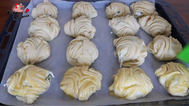 Şekli Herşeyi Çok Konuşulan Poğaça Börek Tarifi