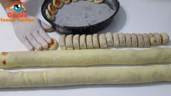 Katmerli Gül Şeklinde Hazırlanan Kahvaltılık Çörek Tarifi