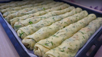 Hamuru Değişik Göz Dolduran Mayasız Börek Tarifi