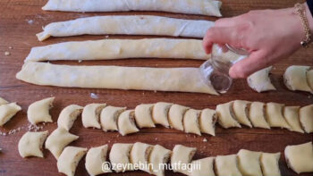Görüntüsü Ağız Sulandıran Bardak ile Yapılan Ay Baklavası Tarifi