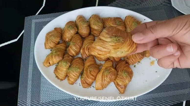 Tek Tek Uğraşmadan Çıtır Midye Baklava Tarifi 3