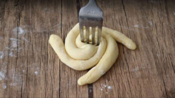 Çatal İle Yapılan Mayasız Yıldız Poğaça Börek Tarifi