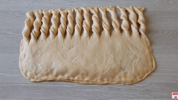 Her Aşaması Bambaşka İçli Çörek Tarifi