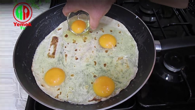 Lavaş Üzerine Yumurta Kırarak Hazırlanan Kahvaltılık Tarifi 2