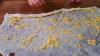 İkramlık Sofralara Çiğ Patatesten Börek Tarifi