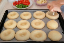 pizza niyetine kahvaltilik tepsi pogacasi tarifi 1