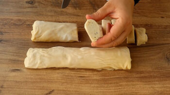 İstiridye Şeklinde Un Su Bıçak İle Pratik Börek Tarifi