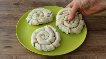 1 Er Bardak Malzemeden Soğanlı Çörek Tarifi