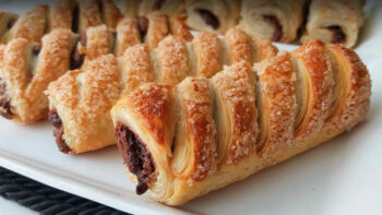 Çıtır Olan Pullara Ayrılan Milföylü İkramlık Çörek Tarifi