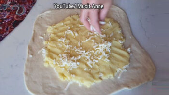 Çay Demlenirken Tavada Pişen Börek Tarifi
