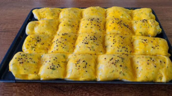 Farklı Sunulan Kokusu Büyüleyen Poğaça Çörek Tarifi