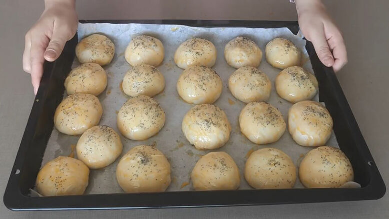 Pul Pul Dökülen İkramlık Börek Tarifi 2